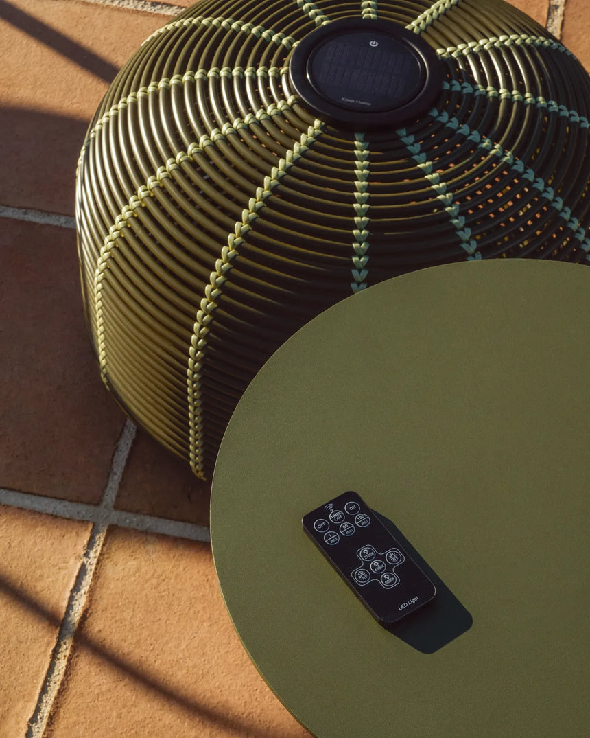 Outdoor-Solar-Tischlampe Garoina aus synthetischem Rattan in Grün mit LED-Technologie, Ø 50 cm von Kave Home – Bild 4