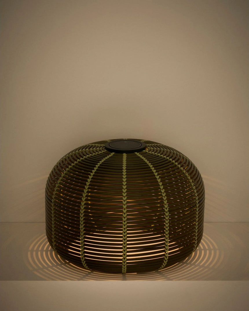 Outdoor-Solar-Tischlampe Garoina aus synthetischem Rattan in Grün mit LED-Technologie, Ø 50 cm von Kave Home – Bild 6