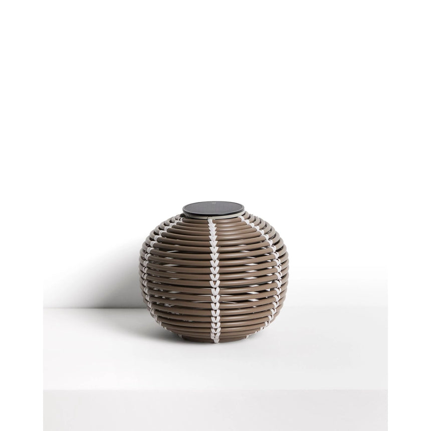 Outdoor-Solar-Tischlampe Garoina aus synthetischem Rattan in Taupe mit LED-Technologie, Ø 25 cm von Kave Home – Bild 1