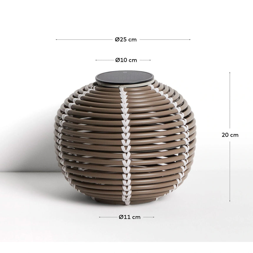 Outdoor-Solar-Tischlampe Garoina aus synthetischem Rattan in Taupe mit LED-Technologie, Ø 25 cm von Kave Home – Bild 4