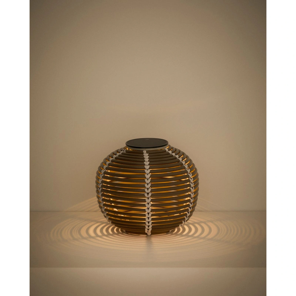 Outdoor-Solar-Tischlampe Garoina aus synthetischem Rattan in Taupe mit LED-Technologie, Ø 25 cm von Kave Home – Bild 5