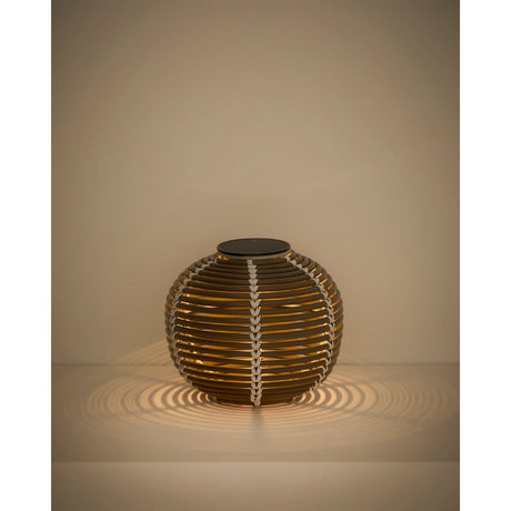 Outdoor-Solar-Tischlampe Garoina aus synthetischem Rattan in Taupe mit LED-Technologie, Ø 25 cm von Kave Home – Bild 5