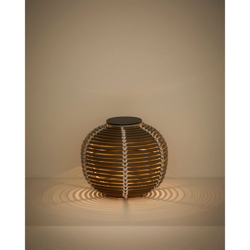 Outdoor-Solar-Tischlampe Garoina aus synthetischem Rattan in Taupe mit LED-Technologie, Ø 25 cm von Kave Home – Bild 5