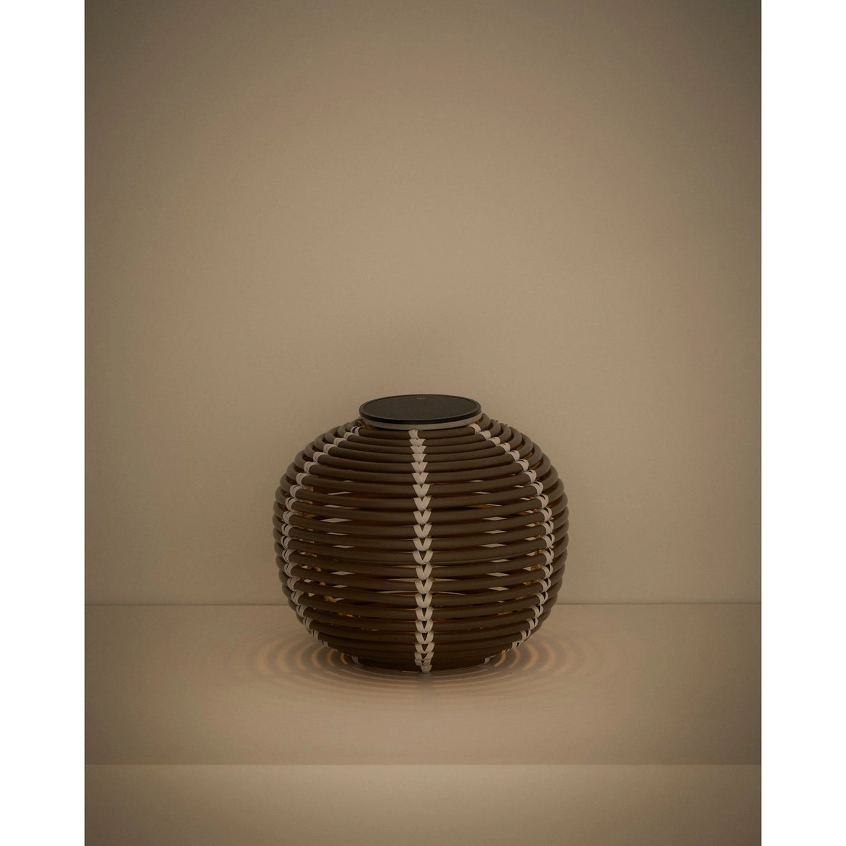 Outdoor-Solar-Tischlampe Garoina aus synthetischem Rattan in Taupe mit LED-Technologie, Ø 25 cm von Kave Home – Bild 6