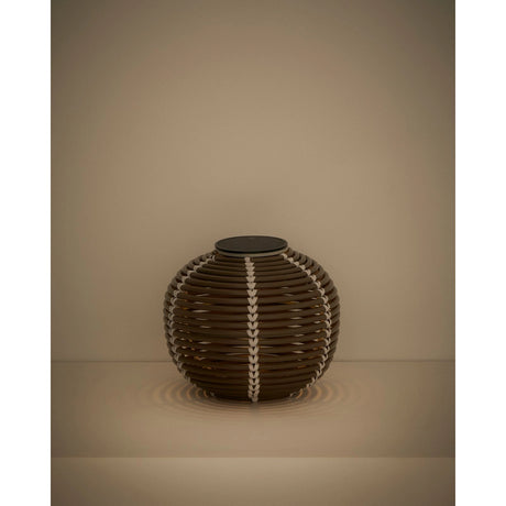 Outdoor-Solar-Tischlampe Garoina aus synthetischem Rattan in Taupe mit LED-Technologie, Ø 25 cm von Kave Home – Bild 6