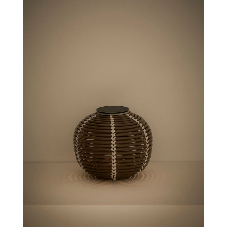 Outdoor-Solar-Tischlampe Garoina aus synthetischem Rattan in Taupe mit LED-Technologie, Ø 25 cm von Kave Home – Bild 6