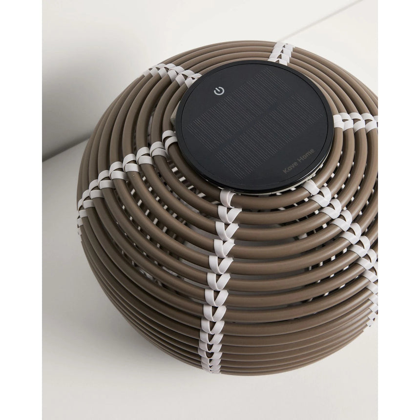 Outdoor-Solar-Tischlampe Garoina aus synthetischem Rattan in Taupe mit LED-Technologie, Ø 25 cm von Kave Home – Bild 7