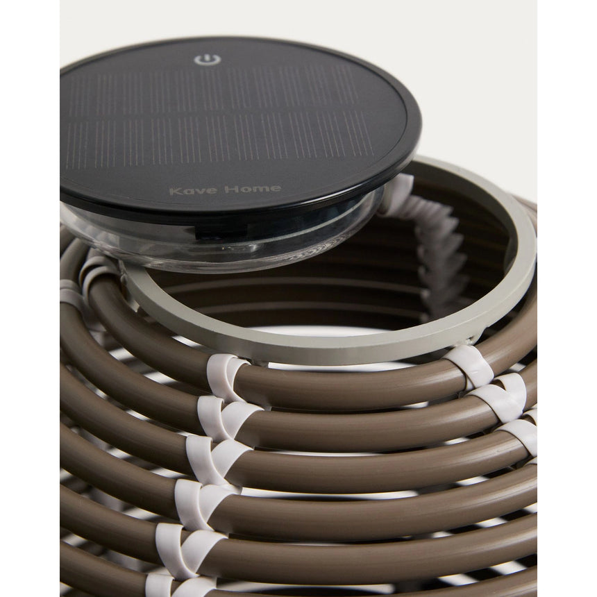 Outdoor-Solar-Tischlampe Garoina aus synthetischem Rattan in Taupe mit LED-Technologie, Ø 25 cm von Kave Home – Bild 9