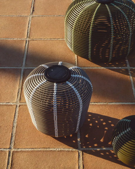 Outdoor-Solar-Tischlampe Garoina aus synthetischem Rattan in Taupe mit LED-Technologie, Ø 35 cm von Kave Home – Bild 3