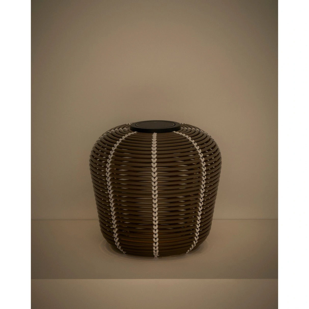 Outdoor-Solar-Tischlampe Garoina aus synthetischem Rattan in Taupe mit LED-Technologie, Ø 35 cm von Kave Home – Bild 8