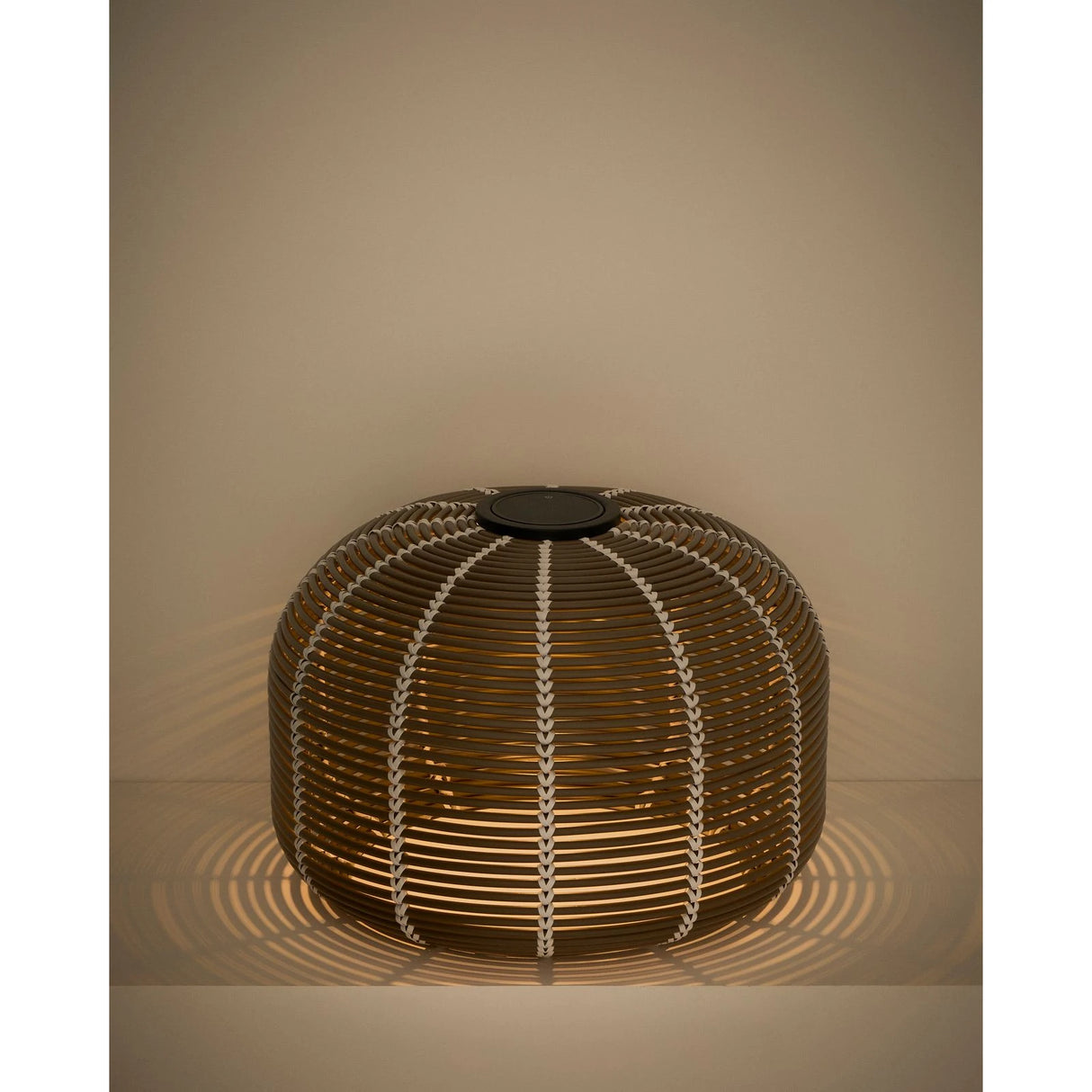 Outdoor-Solar-Tischlampe Garoina aus synthetischem Rattan in Taupe mit LED-Technologie, Ø 50 cm von Kave Home – Bild 6