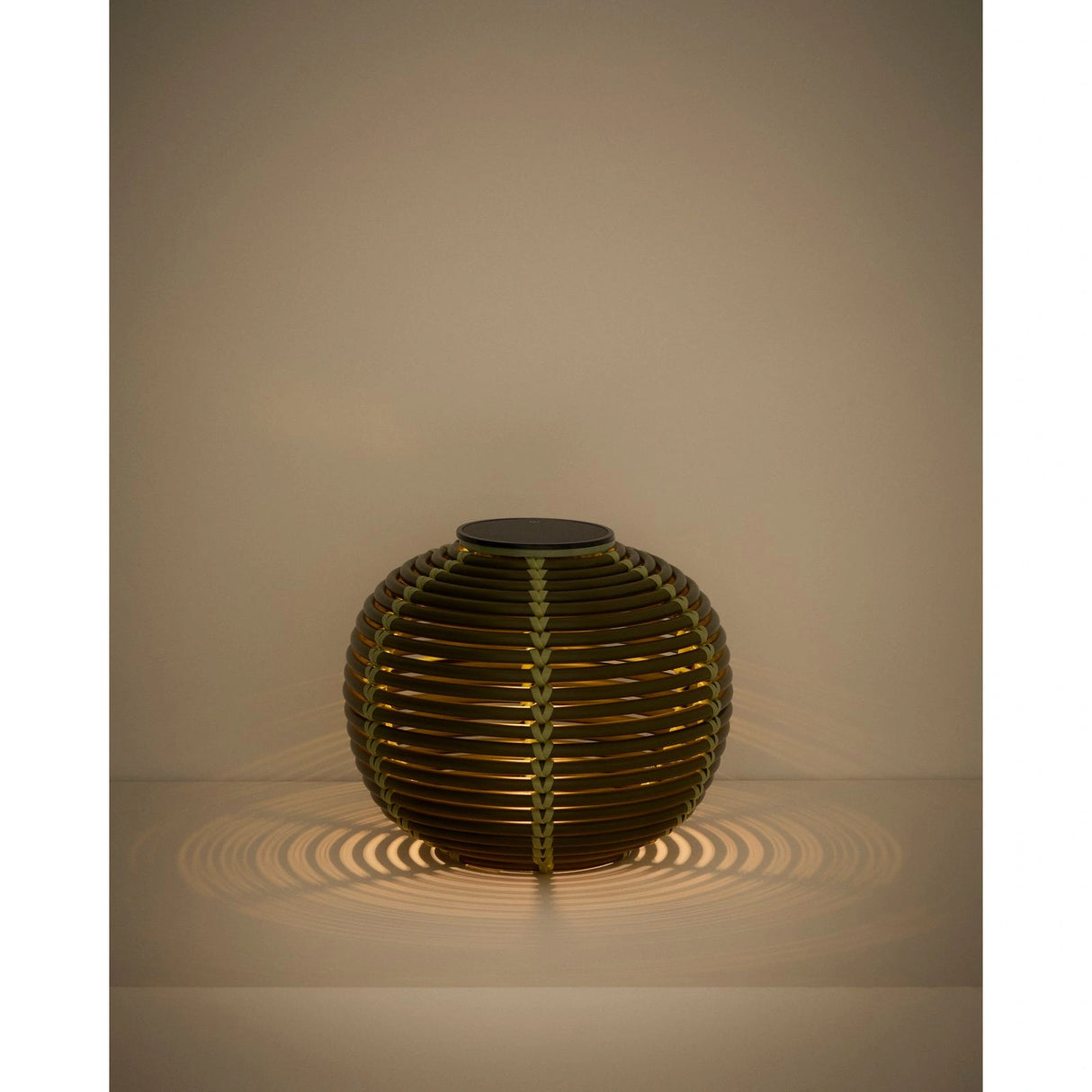 Outdoor-Solar-Tischlampe Garoina aus synthetischem Rattan mit LED-Technologie, Ø 25 cm von Kave Home – Bild 6