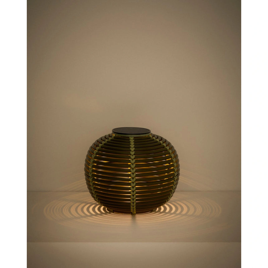 Outdoor-Solar-Tischlampe Garoina aus synthetischem Rattan mit LED-Technologie, Ø 25 cm von Kave Home – Bild 6