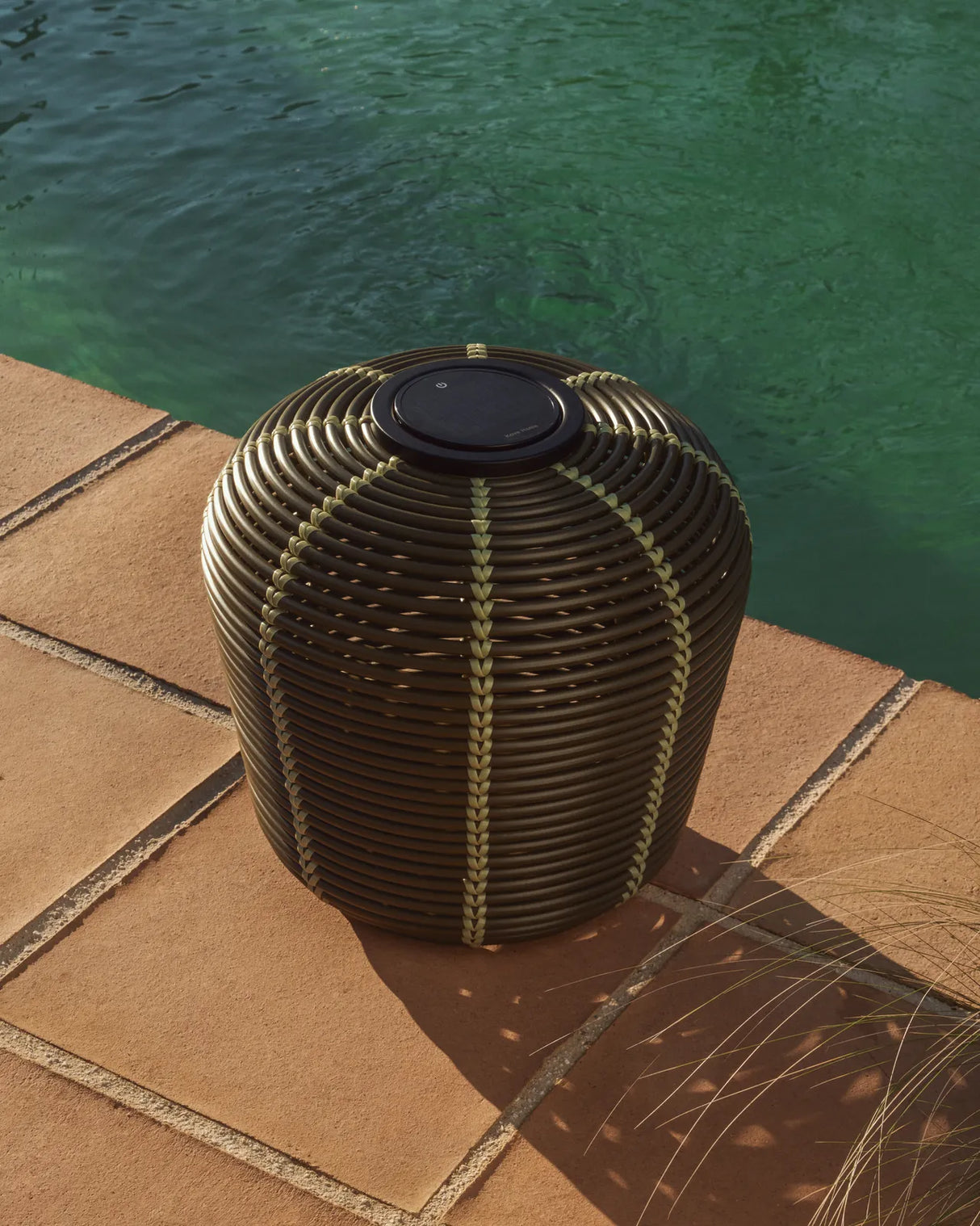 Outdoor-Solar-Tischlampe Garoina aus synthetischem Rattan mit LED-Technologie, Ø 35 cm von Kave Home – Bild 2