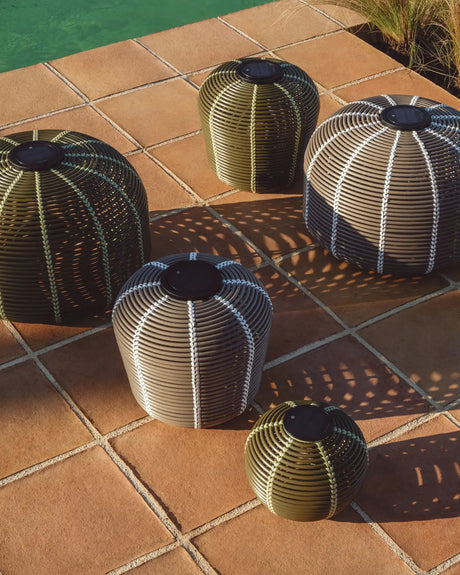 Outdoor-Solar-Tischlampe Garoina aus synthetischem Rattan mit LED-Technologie, Ø 35 cm von Kave Home – Bild 3