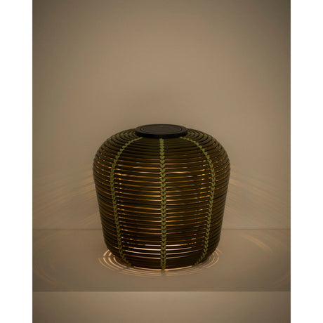 Outdoor-Solar-Tischlampe Garoina aus synthetischem Rattan mit LED-Technologie, Ø 35 cm von Kave Home – Bild 6