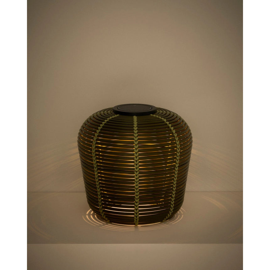 Outdoor-Solar-Tischlampe Garoina aus synthetischem Rattan mit LED-Technologie, Ø 35 cm von Kave Home – Bild 6
