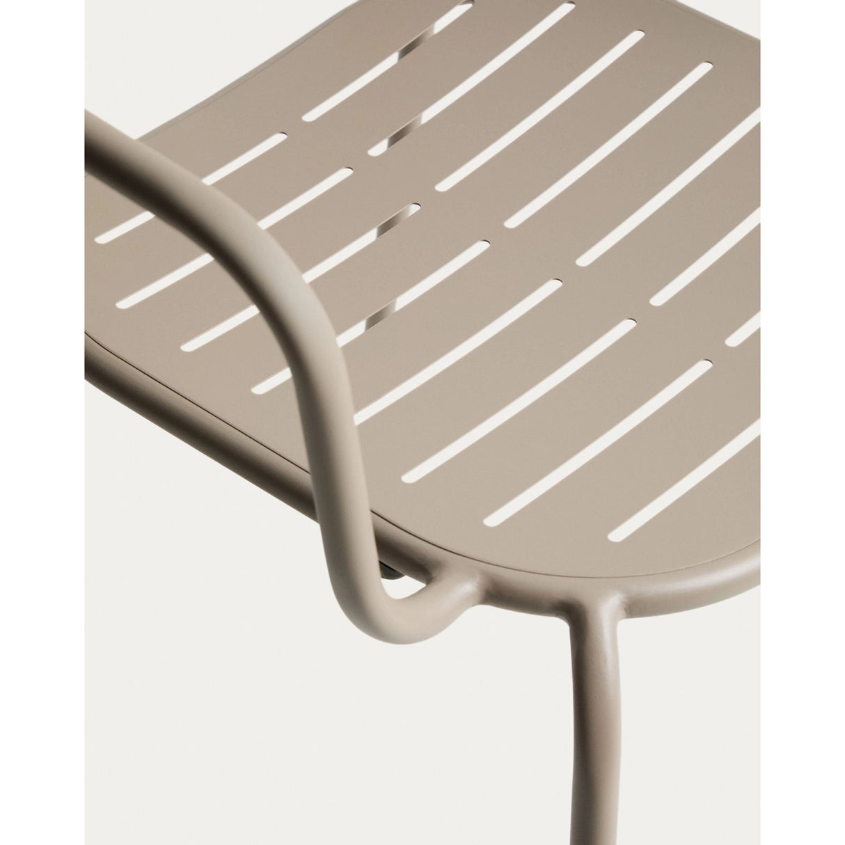 Outdoor-Stuhl Brai mit Armlehnen aus taupefarben verzinktem Stahl von Kave Home – Bild 10