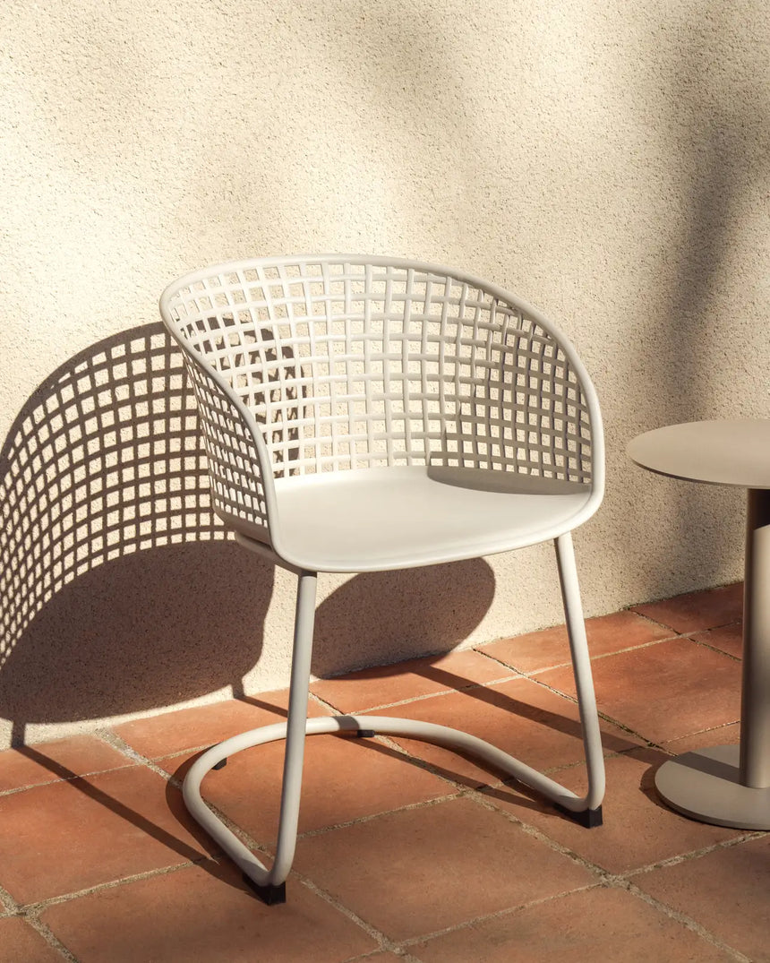 Outdoor-Stuhl Tenaro aus Kunststoff mit beigem Stahlgestell von Kave Home – Bild 2