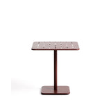 Outdoor-Tisch Brai aus granatrot verzinktem Stahl, 70 x 70 cm von Kave Home – Bild 1