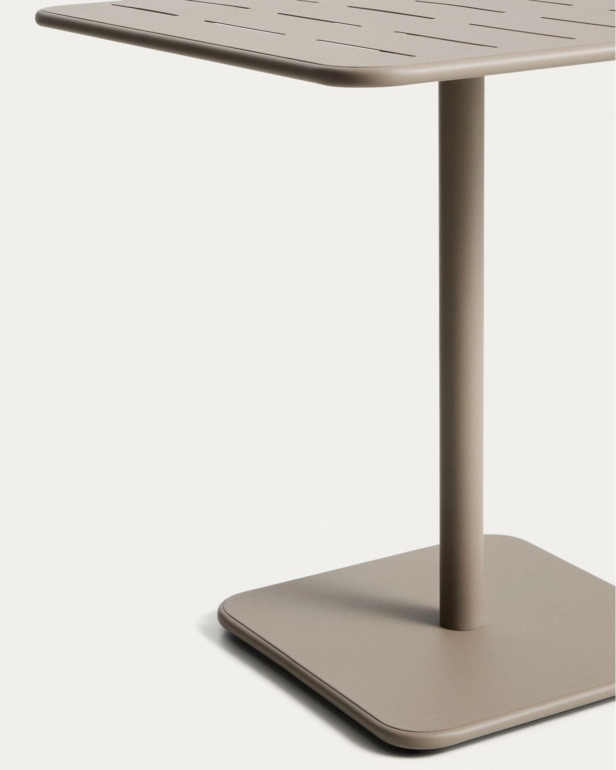 Outdoor-Tisch Brai aus taupefarben verzinktem Stahl, 70 x 70 cm von Kave Home – Bild 4