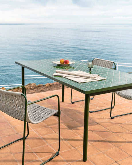 Outdoor-Tisch Maurina aus grün verzinktem Stahl und grünen Kacheln 223 x 101 cm von Kave Home – Produktbild 6