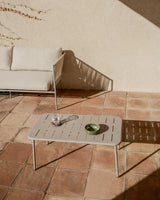 Outdoor-Tisch Zivia aus taupefarben verzinktem Stahl, 90 x 50 cm von Kave Home – Bild 2