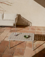 Outdoor-Tisch Zivia aus taupefarben verzinktem Stahl, 90 x 50 cm von Kave Home – Bild 2