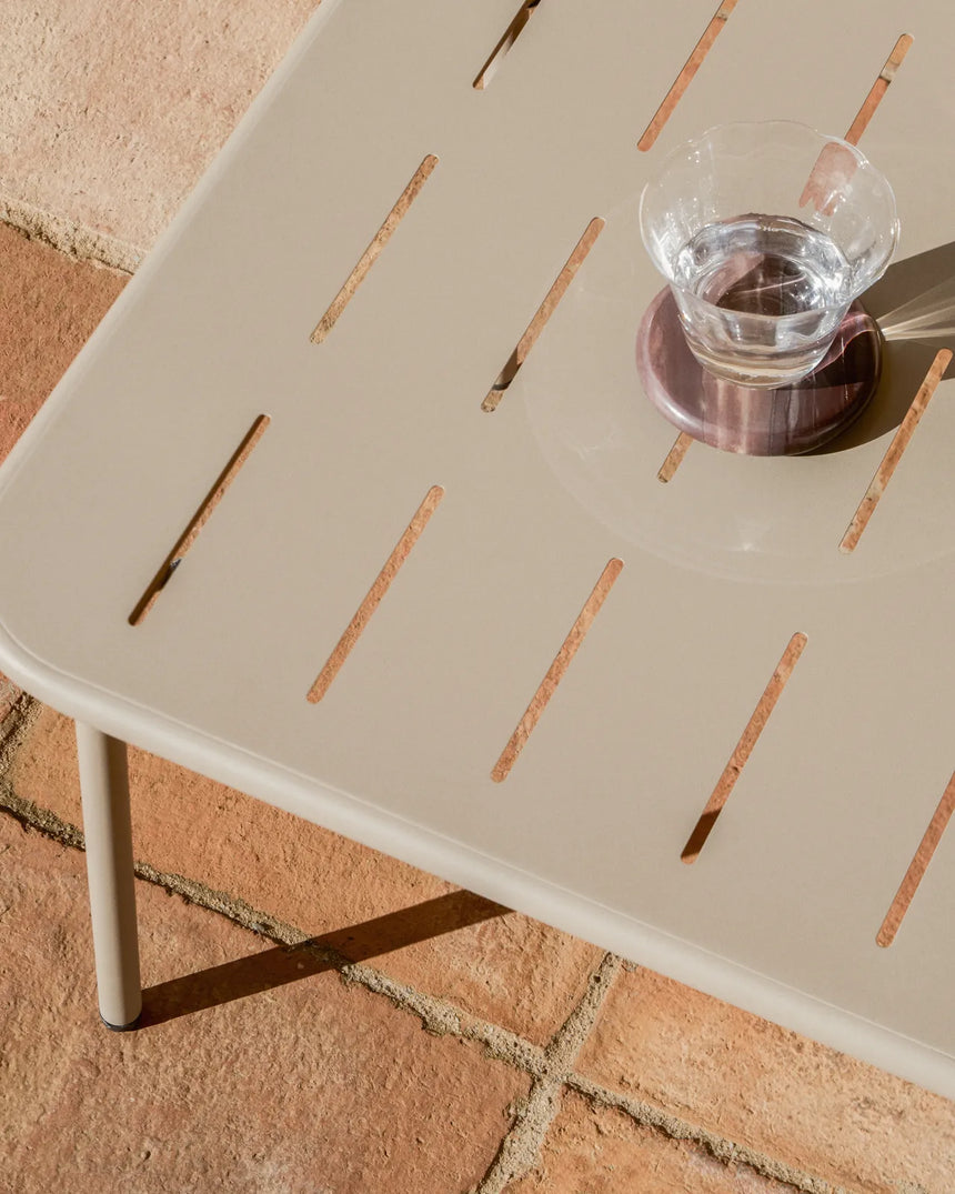 Outdoor-Tisch Zivia aus taupefarben verzinktem Stahl, 90 x 50 cm von Kave Home – Bild 3