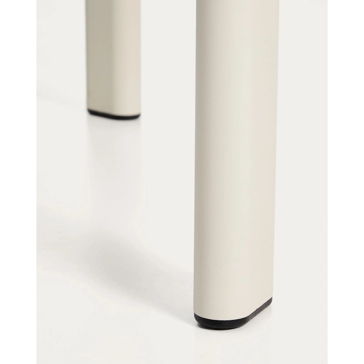 Ovaler Tisch Erice aus Aluminium und gehärtetem Glas in Ecru 230 x 100 cm von Kave Home – Bild 12
