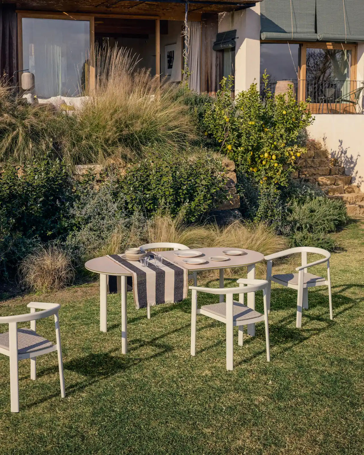 Ovaler Tisch Erice aus Aluminium und gehärtetem Glas in Ecru 230 x 100 cm von Kave Home – Bild 2