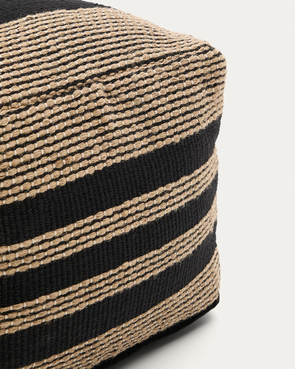 Pouf Aylin aus Baumwolle mit Jutestickerei in Beige und Schwarz 60 x 60 cm von Kave Home – Produktbild 6
