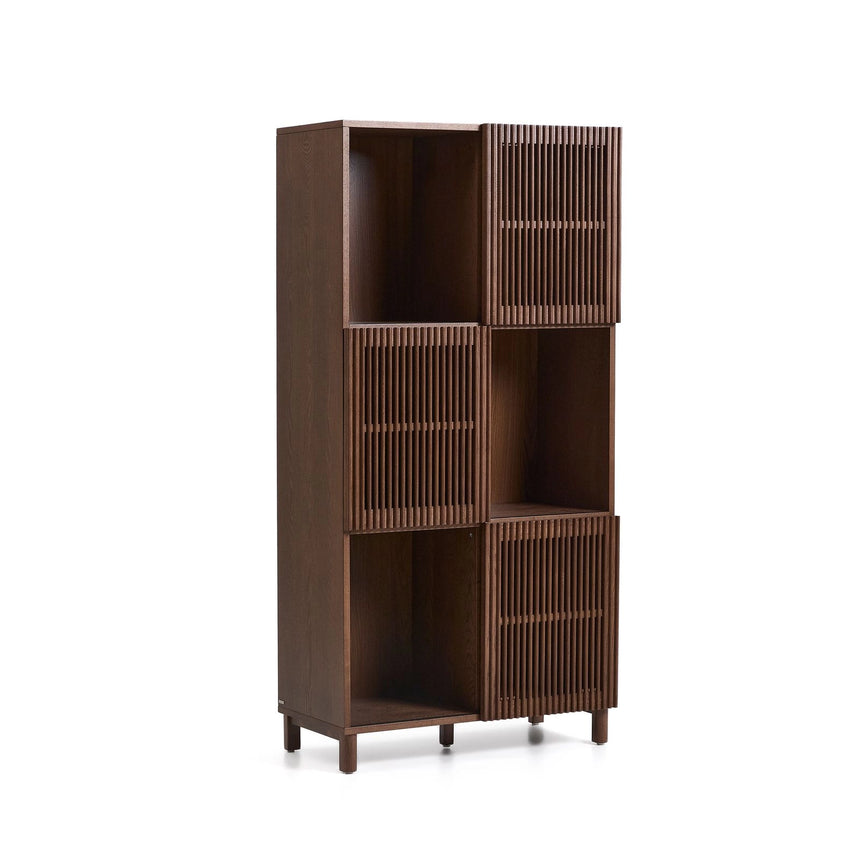 Regal Beyla aus Furnier und Massivholz aus Esche mit nussbaumfarbenem Finish 84,5 x 170 cm FSC 100% von Kave Home – Bild 1