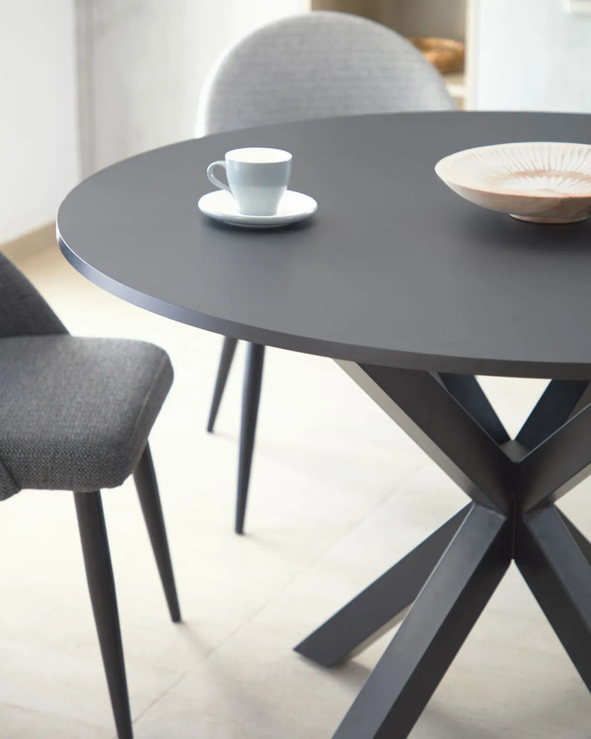 Runder Tisch Argo aus schwarz lackiertem MDF mit schwarz lackierten Stahlbeinen Ø 120 cm von Kave Home – Bild 3