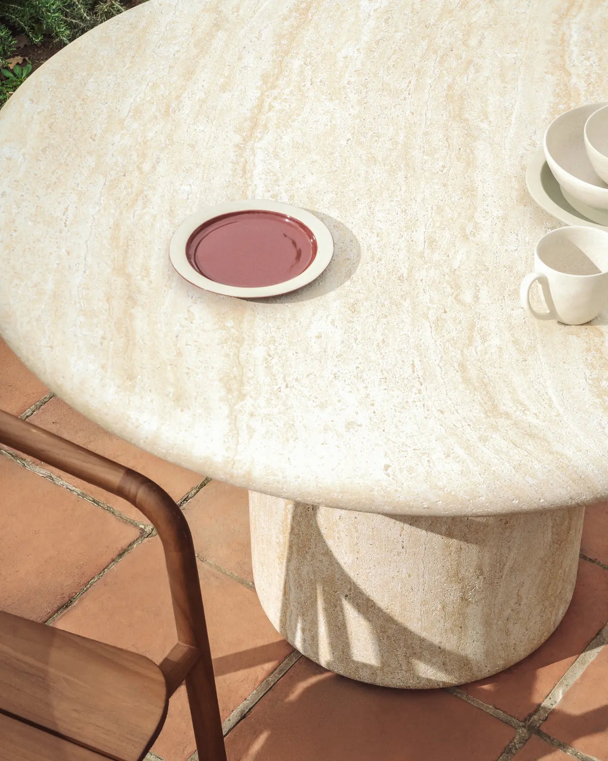 Runder Tisch Drasi aus Zement mit Finish in Travertinoptik, Ø 122 cm von Kave Home – Bild 4