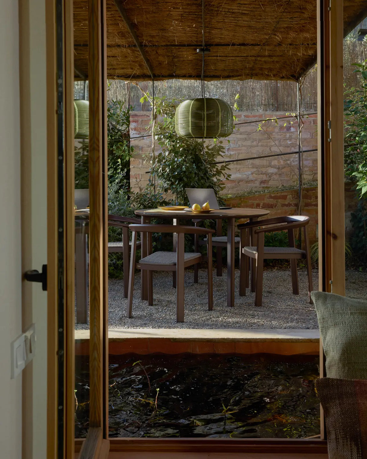 Runder Tisch Erice aus Aluminium und gehärtetem Glas in Braun Ø120 cm von Kave Home – Bild 3