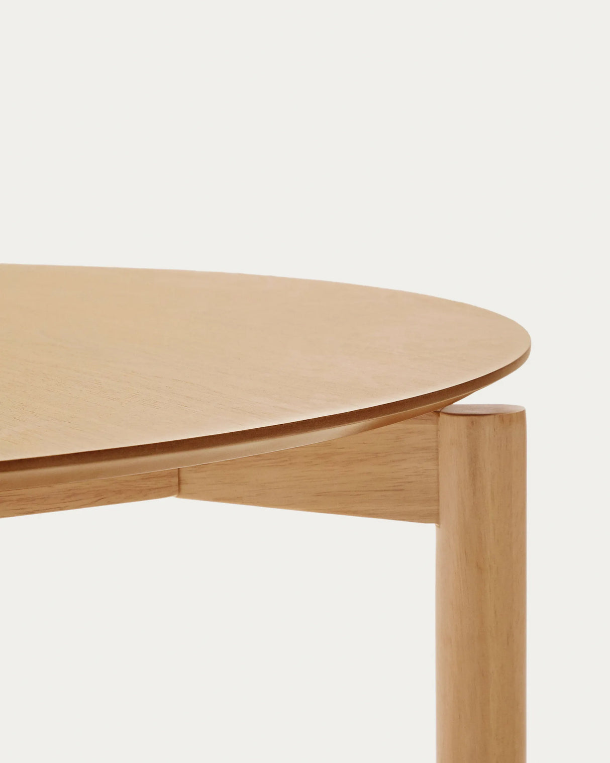 Runder Tisch Indara aus Eschefurnier und massivem Kautschukholz mit naturfarbenem Finish Ø110 cm von Kave Home – Produktbild 1