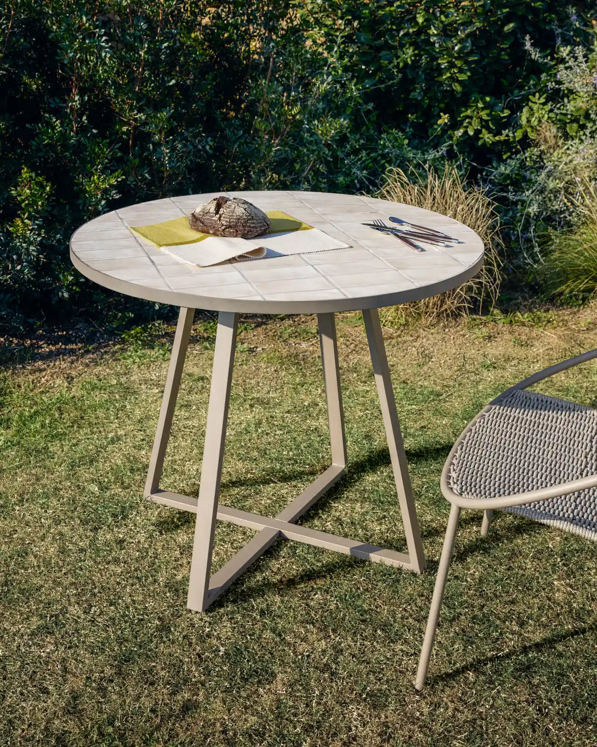 Runder Tisch Tella mit verzinktem Stahl und beigen Fliesen, Ø 90 cm von Kave Home – Bild 2