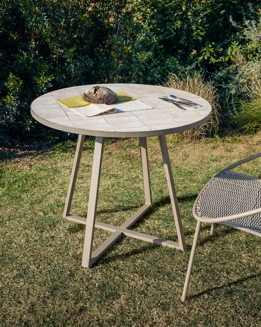Runder Tisch Tella mit verzinktem Stahl und beigen Fliesen, Ø 90 cm von Kave Home – Bild 2