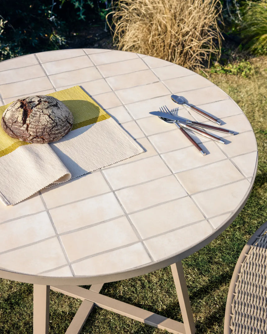 Runder Tisch Tella mit verzinktem Stahl und beigen Fliesen, Ø 90 cm von Kave Home – Bild 3