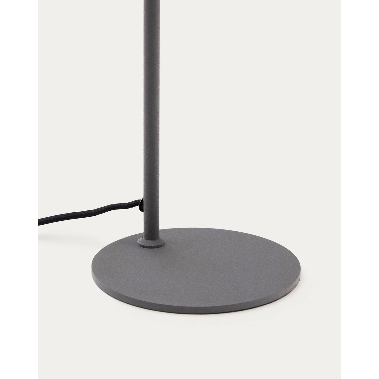 Schreibtischlampe Manie aus Metall mit Finish in schwarzer Gusseisenoptik von Kave Home – Produktbild 8