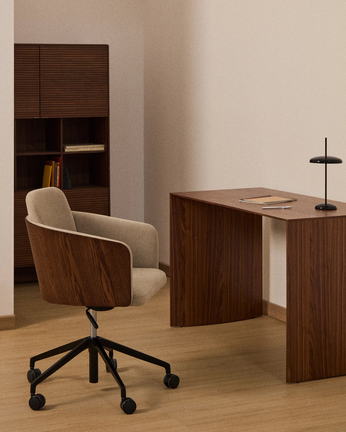 Schreibtischstuhl Madai aus brauner Chenille und Eschenfurnier in Nussbaum-Optik, FSC Mix Credit von Kave Home – Produktbild 2