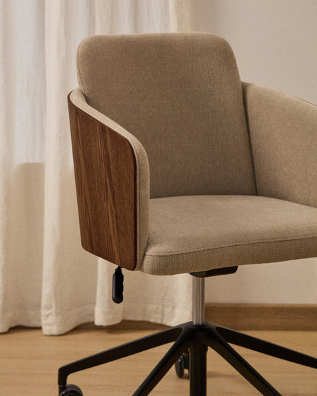 Schreibtischstuhl Madai aus brauner Chenille und Eschenfurnier in Nussbaum-Optik, FSC Mix Credit von Kave Home – Produktbild 3