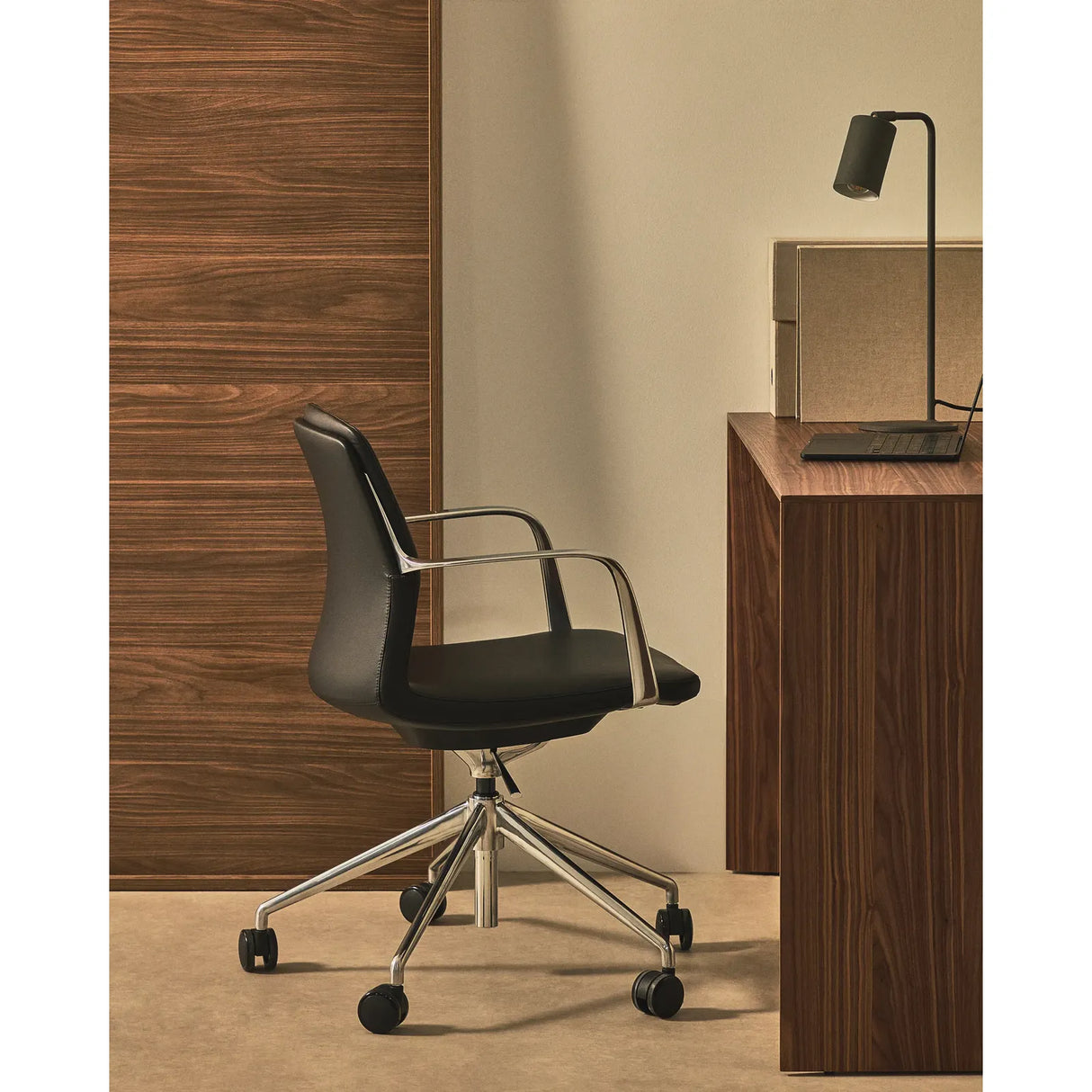 Schreibtischstuhl Nerlan aus schwarzem Kunstleder und Aluminiumgestell - ZEN ZONE Furniture