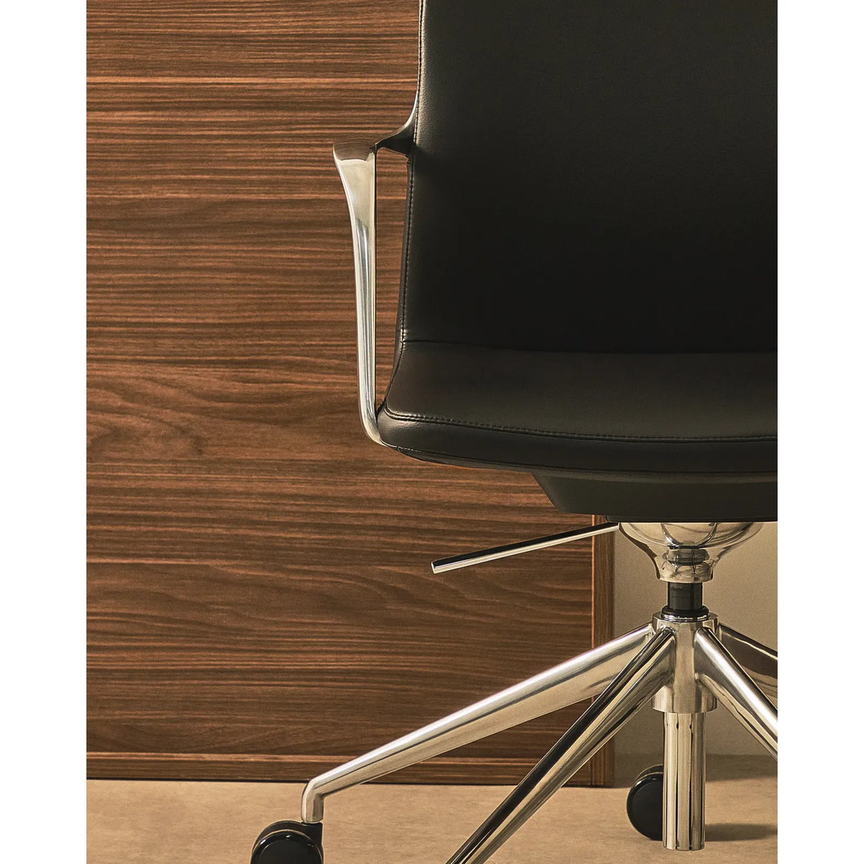 Schreibtischstuhl Nerlan aus schwarzem Kunstleder und Aluminiumgestell - ZEN ZONE Furniture