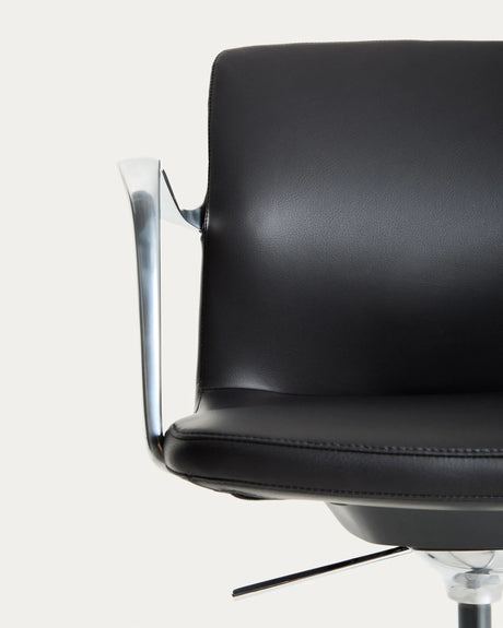 Schreibtischstuhl Nerlan aus schwarzem Kunstleder und Aluminiumgestell von Kave Home – Produktbild 6