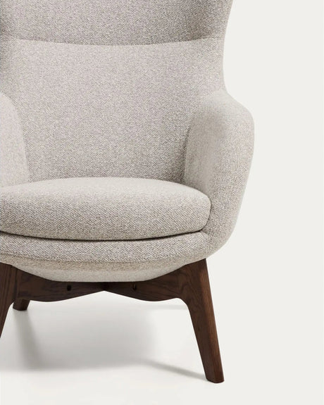 Sessel Adiran mit dicker Chenille in Beige und Beinen aus massivem Eichenholz mit Nussbaum-Finish von Kave Home – Bild 6