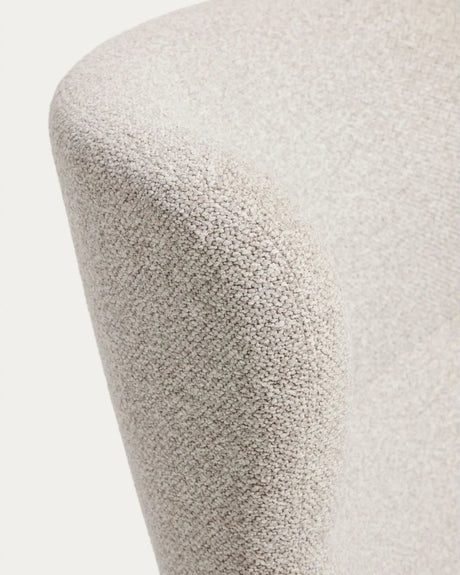 Sessel Adiran mit dicker Chenille in Beige und Beinen aus massivem Eichenholz mit Nussbaum-Finish von Kave Home – Bild 9