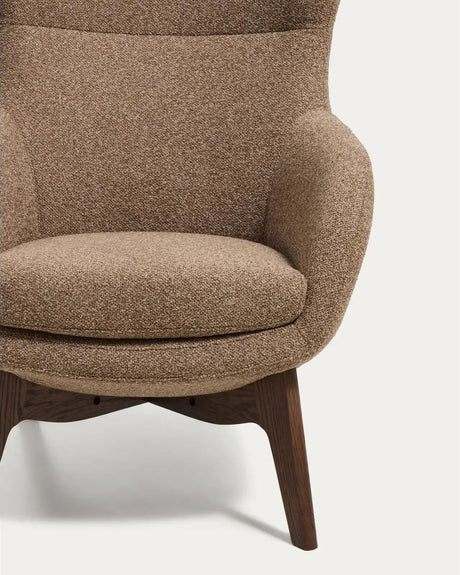 Sessel Adiran mit dicker Chenille in Hellbraun und Beinen aus massivem Eichenholz mit Nussbaum-Finish von Kave Home – Bild 6