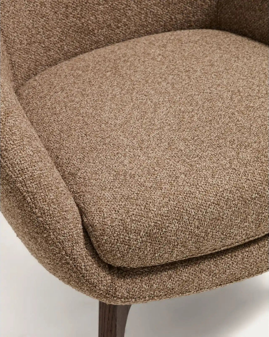 Sessel Adiran mit dicker Chenille in Hellbraun und Beinen aus massivem Eichenholz mit Nussbaum-Finish von Kave Home – Bild 7